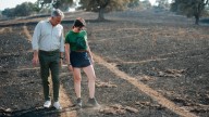 Ayuso visita la zona del incendio de Tres Cantos y pide aparcar polémicas: “Dejemos Twitter para más tarde”