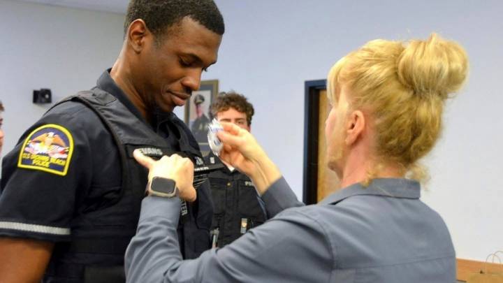 Maine police officer arrested by ICE agrees to leave country