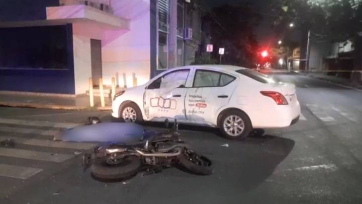 Motociclista muere al estrellarse contra auto en el centro de Monterrey