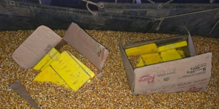 Traficaba 44 kilos de cocaína escondidos en un camión entre una carga de maíz y fue detenido