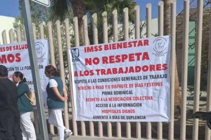 Trabajadores del Hospital Materno Infantil de Tijuana se manifiestan este lunes