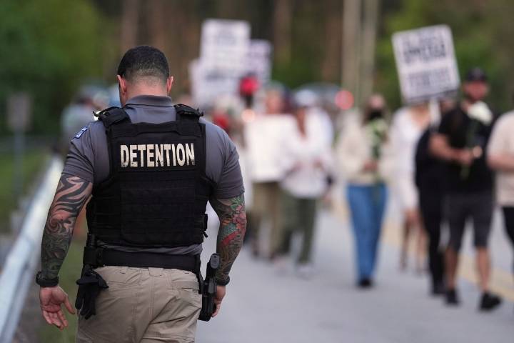 Abogado confiesa lo difícil de defender a un inmigrante arrestado: “No puede cooperar”