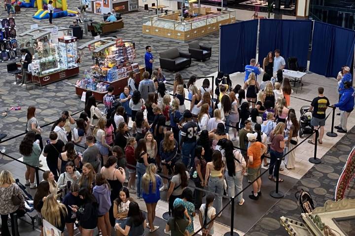 ‘Love Island USA’ star has meet and greet at Maplewood Mall