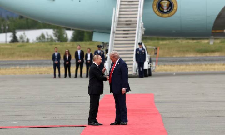 Comenzó la cumbre entre Donald Trump y Vladimir Putin en Alaska