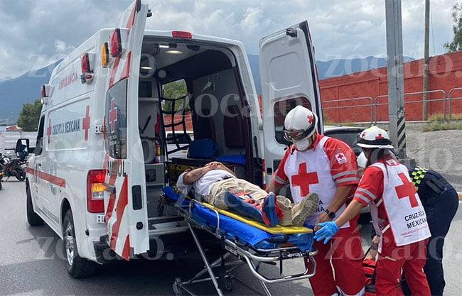 Motociclista resulta lesionado tras derrapar y chocar contra camioneta en el periférico LEA