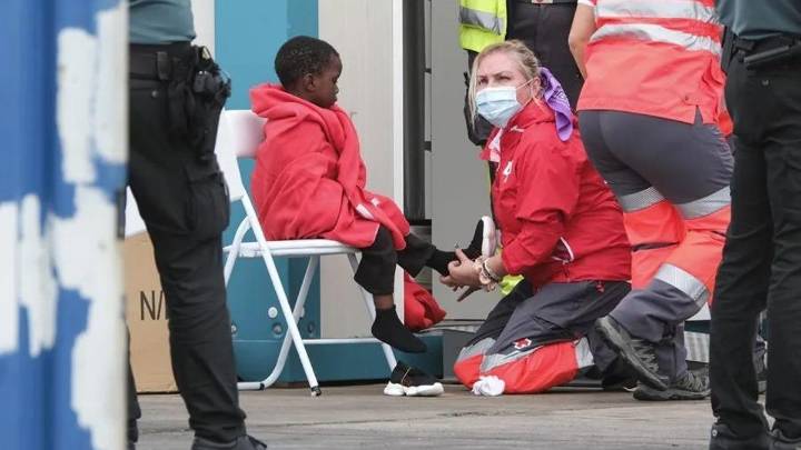 Canarias acusa al Estado de publicitar el único traslado de menores migrantes para lavar su imagen