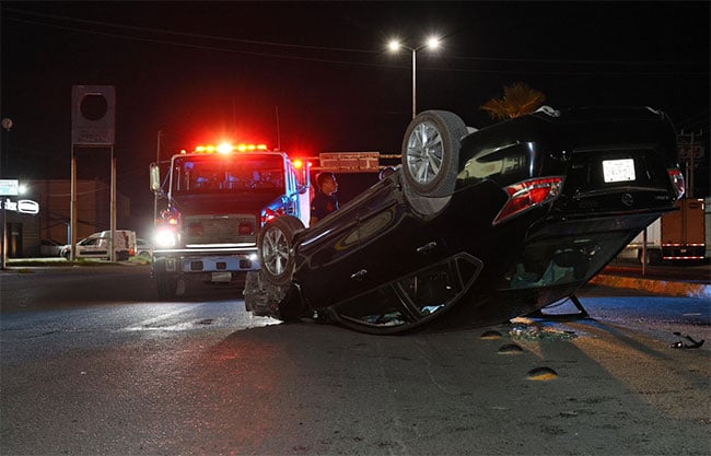 Aparatosa volcadura deja dos lesionados en Sabinas