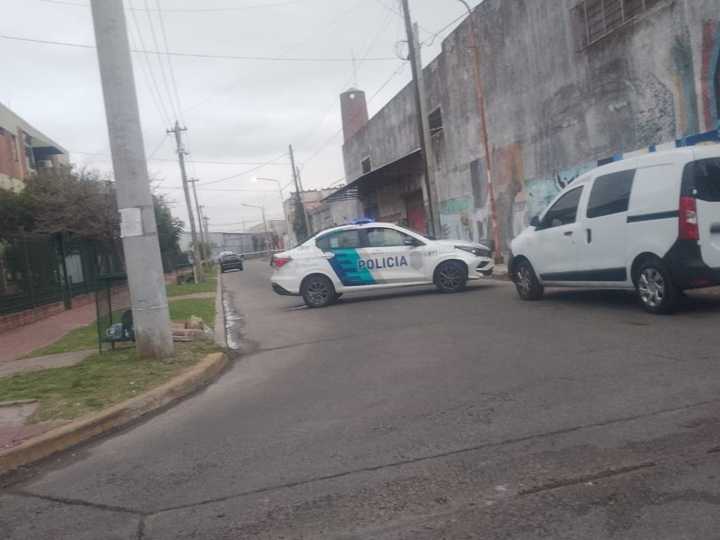 Motochorros intentaron robarle a un policía en La Matanza: un ladrón muerto