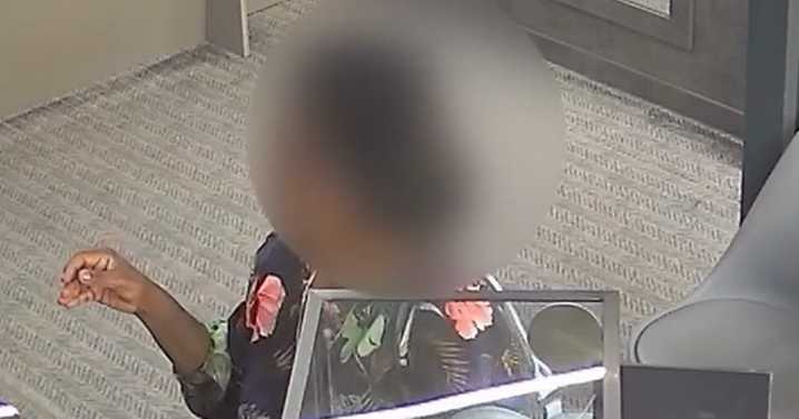 Thief caught on CCTV 'stealing' £2500 gold necklace from Glasgow jewellers