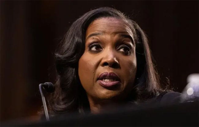 Gobernadora de la Fed expulsada por Trump presenta demanda para bloquear su destitución