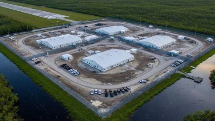 Una jueza federal de EEUU ordenó el cierre del centro de detención migratoria ‘Alligator Alcatraz’ por daños ambientales