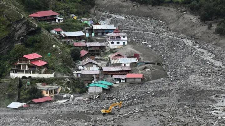 India: así quedó el pueblo de Dharali tras la riada que dejó cinco muertos y más de 40 desaparecidos [FOTOS]