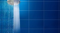 Solo necesita estos dos productos para dejar impecable la ducha del baño