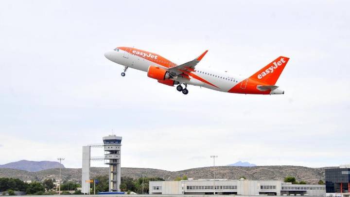 Gemidos en pleno vuelo a Alicante: una pareja británica monta el espectáculo en el baño del avión
