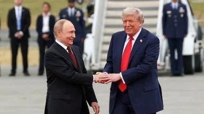 Trump y Putin se dan un cálido apretón de manos en Alaska al iniciar reunión