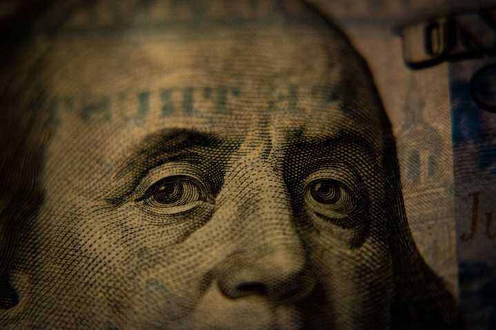 Dólar cae por presiones de la Fed y las expectativas de recortes de tasas