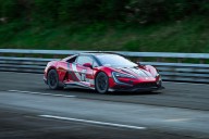 Un auto eléctrico ya corre más rápido que un avión en despegue: el BYD YANGWANG U9 alcanzó 472 km/h y rompió récord mundial