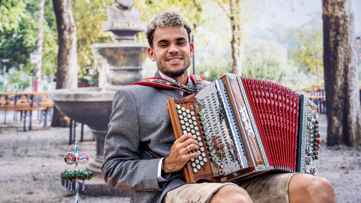 Luis Díaz sacó sus dotes tocando acordeón: video del Bayern Múnich muestra cómo le fue