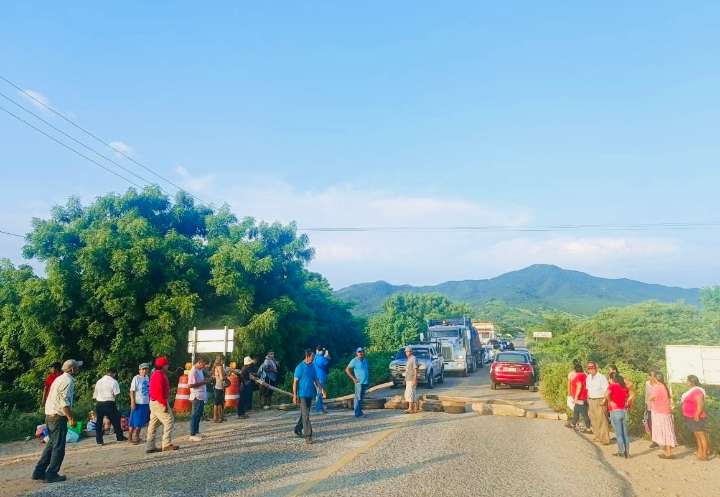 Bloqueo en Morro Mazatán paraliza carretera Costera; habitantes exigen obra prioritaria y atención de edil