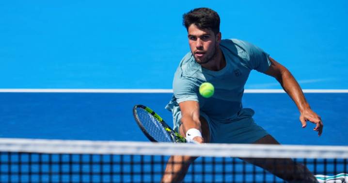 Carlos Alcaraz superó en dos sets a Hamad Medjedovic para llegar a 50 victorias en la temporada