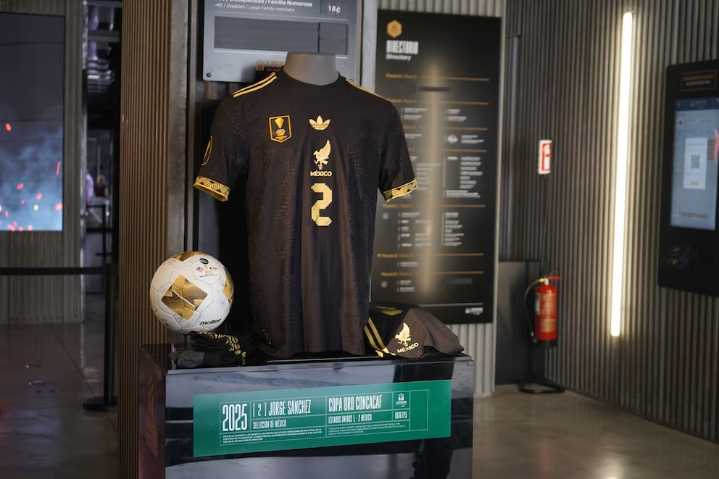 Uniforme de Jorge Sánchez en la final de la Copa Oro 2025 se exhibe en Leyends
