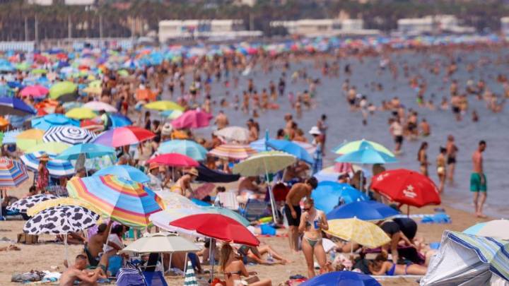 Las playas valencianas se llenan para sobrevivir a las temperaturas asfixiantes