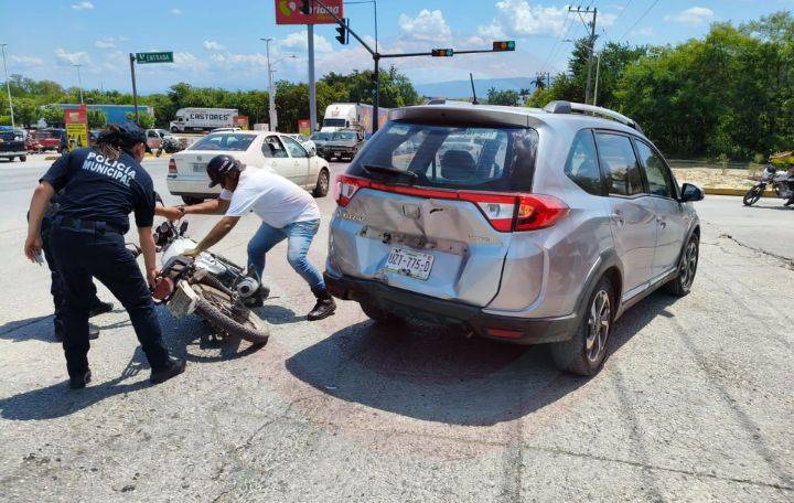 Motociclista lesionado en choque contra camioneta en el bulevar México
