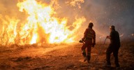 Galería | Los vecinos luchan el incendio junto los bomberos en O Val