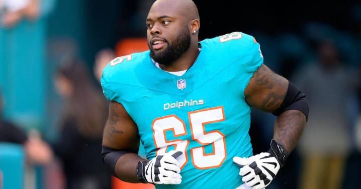 Cowboys put guard Rob Jones on injured reserve, sign RB Malik Davis to add depth