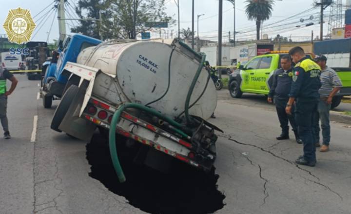 Pipa cae en socavón sobre calzada Zaragoza