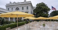 Trump transforma el Rose Garden de la Casa Blanca con piedra blanca y sombrillas amarillas