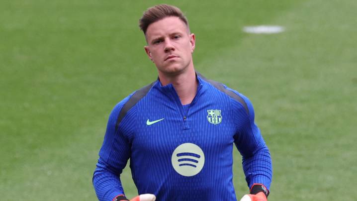 Ter Stegen da marcha atrás, firma la autorización médica y el Barça le devuelve el brazalete de capitán