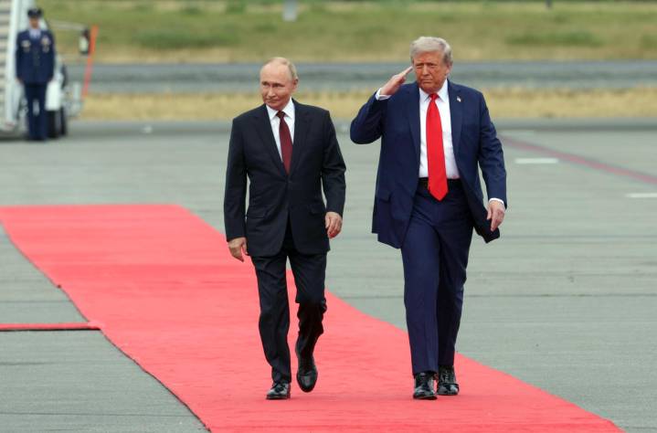 Trump y Putin llevan reunidos más de dos horas y media