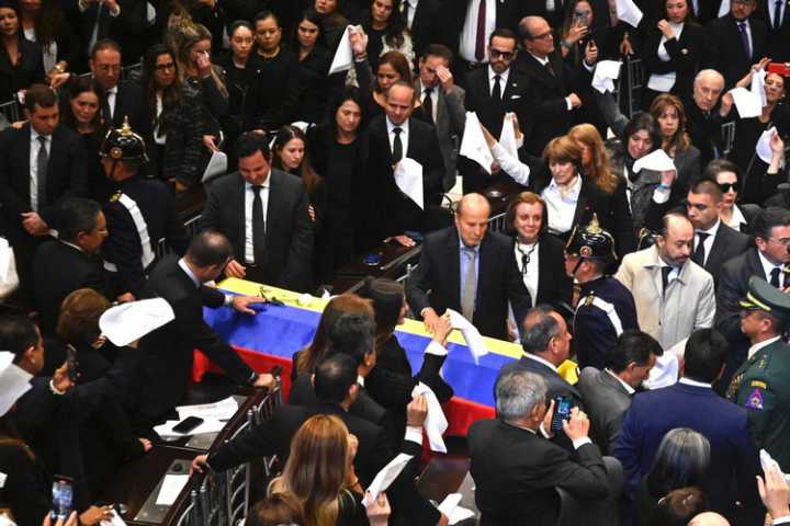 Asesinos de Miguel Uribe podrían beneficiarse de la ley de sometimiento del gobierno Petro, asegura exfiscal Sergio Barbosa
