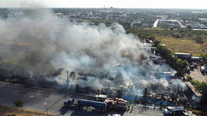 Arde en llamas recicladora en Reynosa; cierran carretera a Monterrey