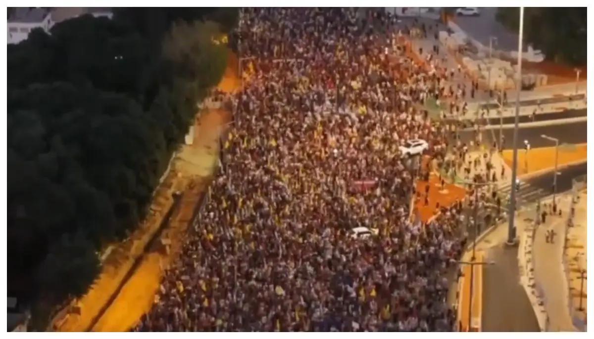 Multitud protesta en Tel Aviv, Israel, para exigir liberación de rehenes en Gaza y alto al fuego