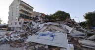 Arrestan en Turquía a constructor tras colapso de edificio residencial durante sismo