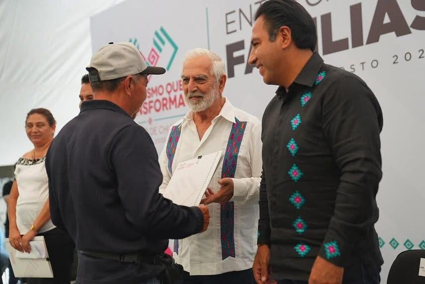 EDUARDO Ramírez entrega escrituras y otorga certeza jurídica a familias chiapanecas