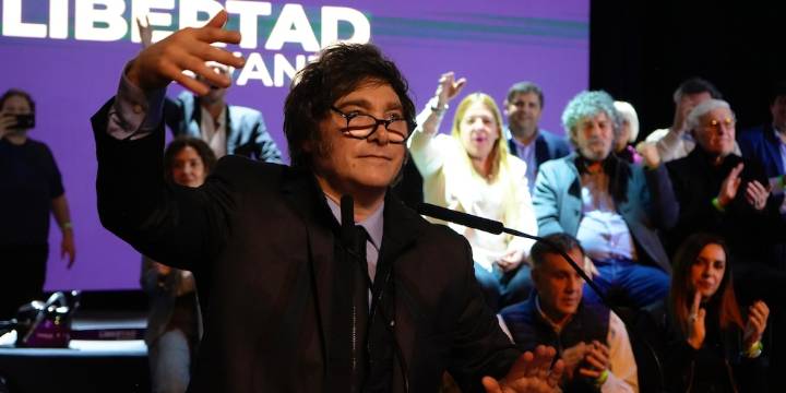 Javier Milei retoma la campaña electoral en Lomas de Zamora en medio del escándalo por las denuncias de corrupción