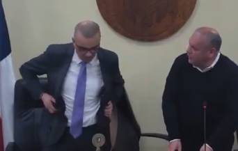 "La maldad que tienen estos cu...": Las reacciones tras micrófono abierto del gobernador Mundaca (VIDEO)