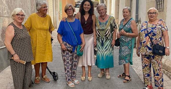 'Veraneando' llega al casco histórico de Almería para combatir la soledad no deseada de los mayores