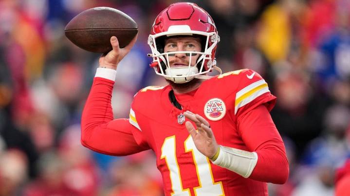 Vikings sign QB Carson Wentz to back up J.J. McCarthy, send Sam Howell to the Eagles