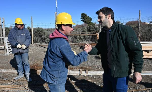 Torres destacó la reactivación de la obra del complejo de 41 viviendas en Dolavon con fondos provinciales