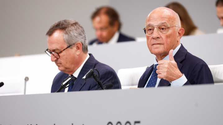 Os accionistas do Sabadell aproban vender TSB ao Santander e dificultan máis a OPA do BBVA