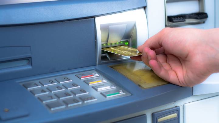 Tenga cuidado con este mensaje de su banco: estafa que drena el dinero de su tarjeta bancaria sin pasar por el cajero automático