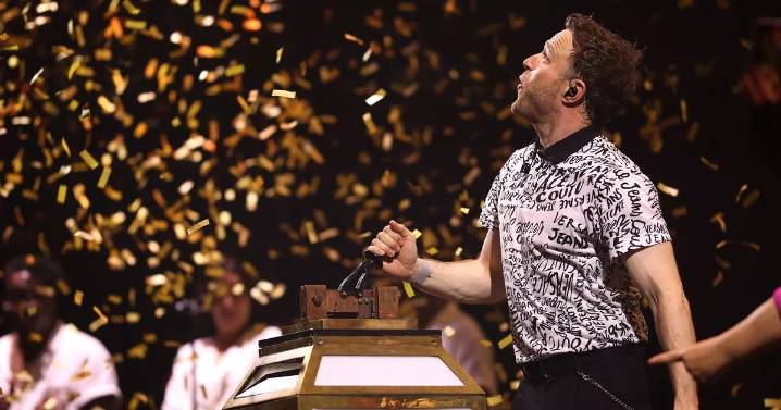 Olly Murs switches on Blackpool Illuminations after wowing crowds with hour