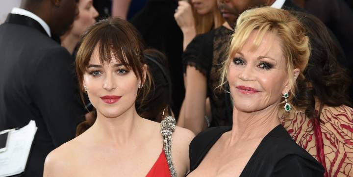 La hija de Melanie Griffith, Dakota Johnson, versiona el vestido blanco 'boho' favorito de su madre