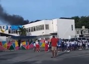 Evacúan escuela en Playa del Carmen, por incendio de llantas en un predio aledaño 