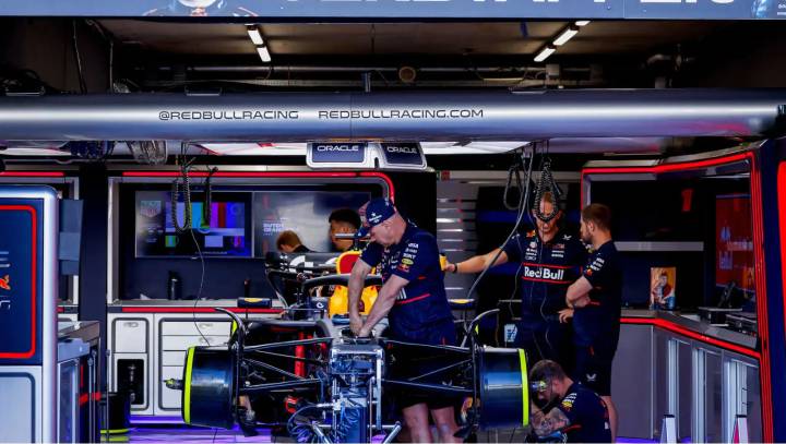 Verstappen causes confusion with unusual off, after the chequered flag in FP1