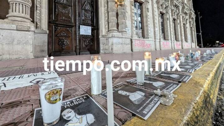Justicia para Danna: Dejan veladoras, pancartas y grafiti en Palacio